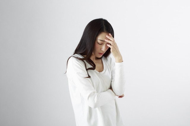 悩む女性の画像