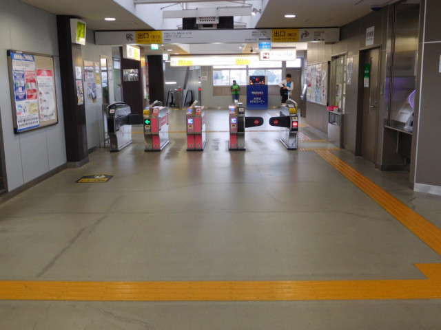 京王線芦花公園駅の改札を出ます。